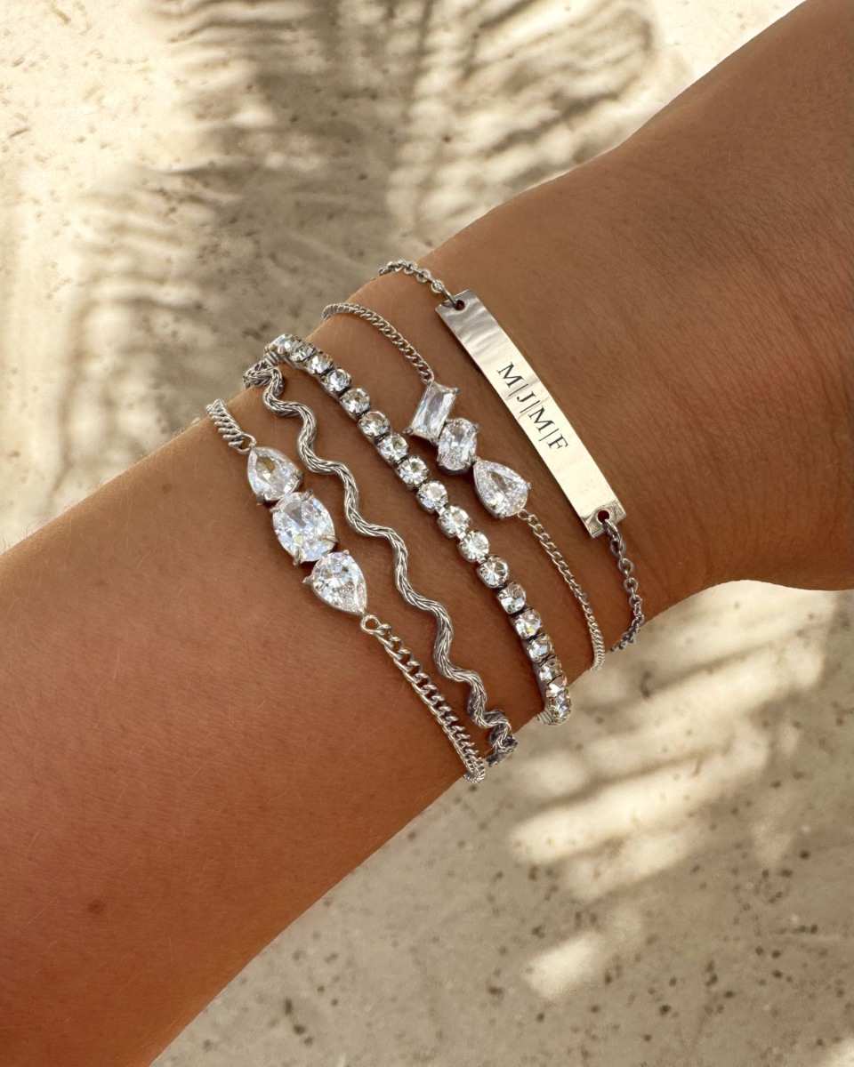 Zilveren armparty met gravering en steentjes