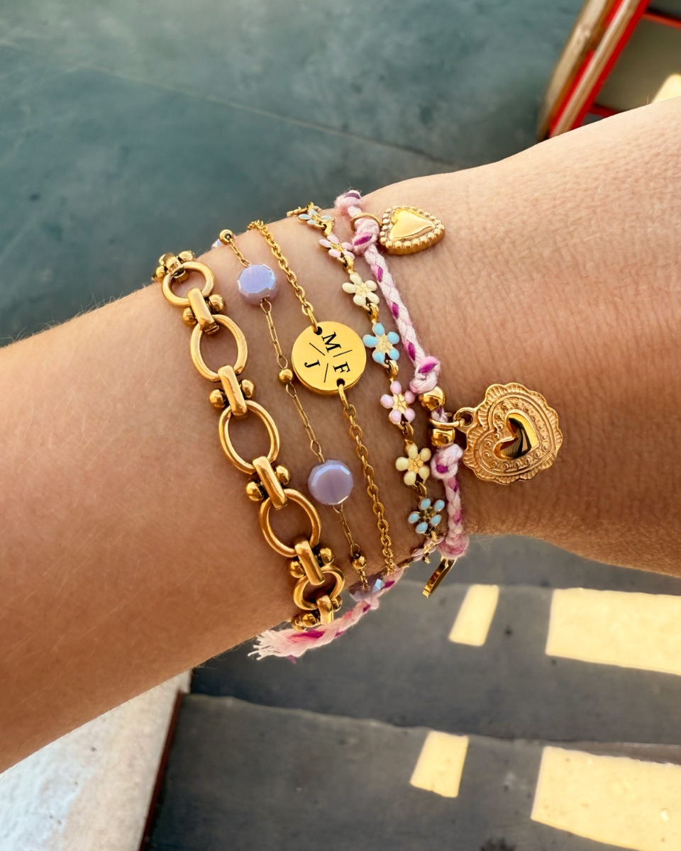 gekleurde armbandjes met elkaar gecombineerd