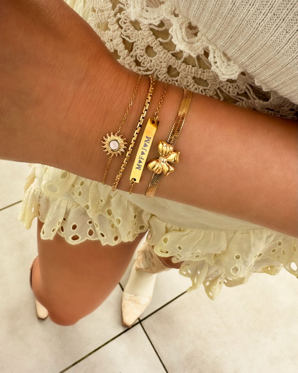 gouden armbanden combinatie met strikje en graveerbare armband