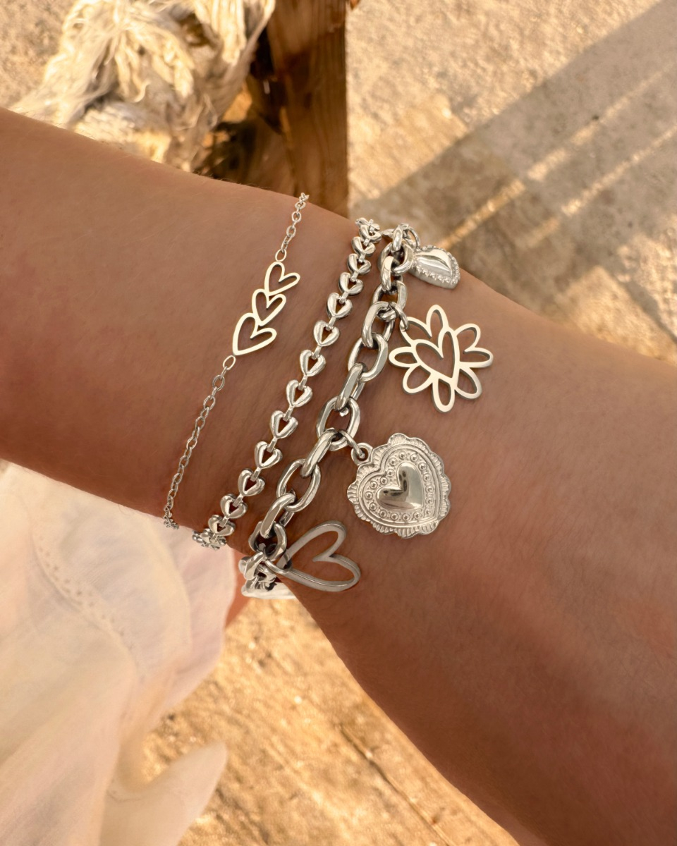 zilveren armbanden combinatie op het strand