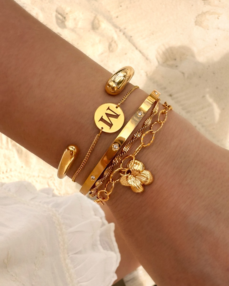 gouden armbanden combinatie op het strand