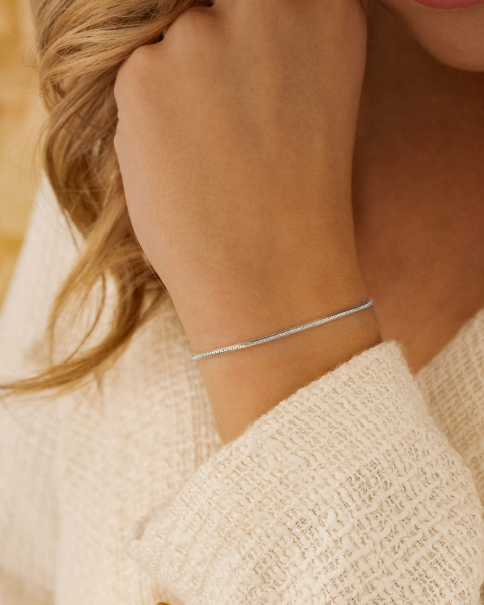 Zilveren minimalistische armband om pols