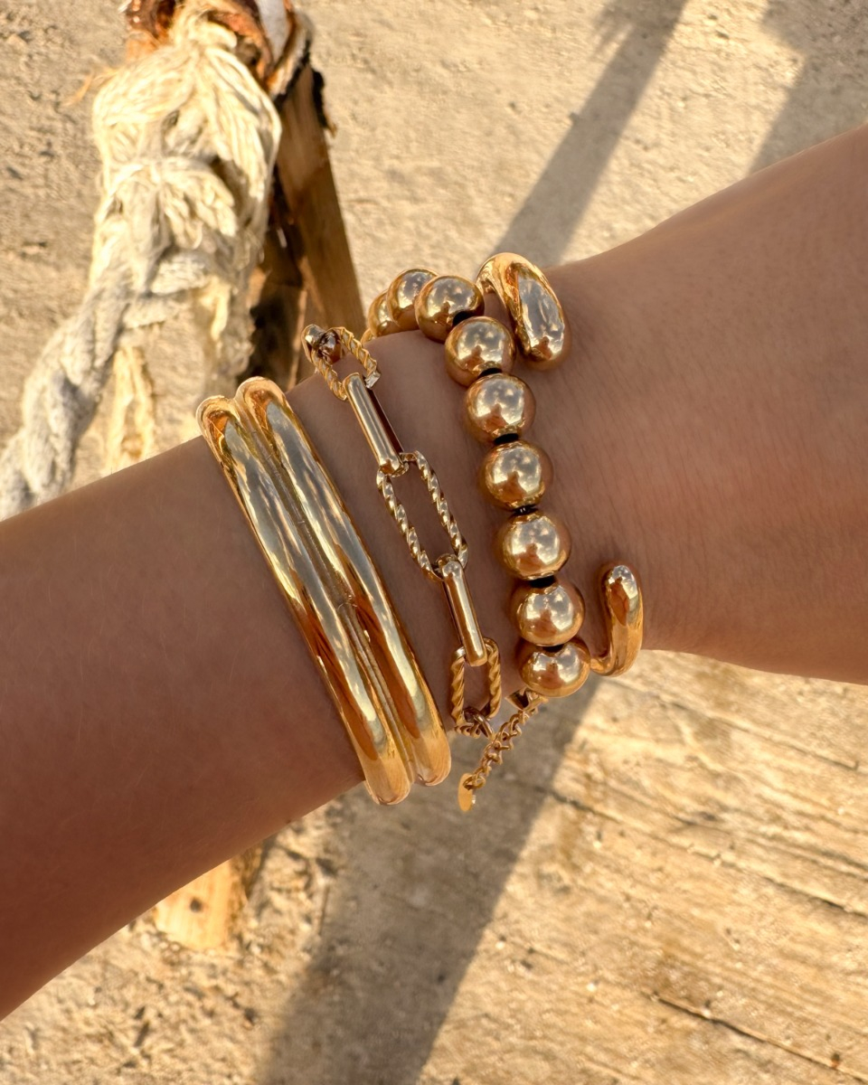 gouden armparty op het strand met gouden armbandjes