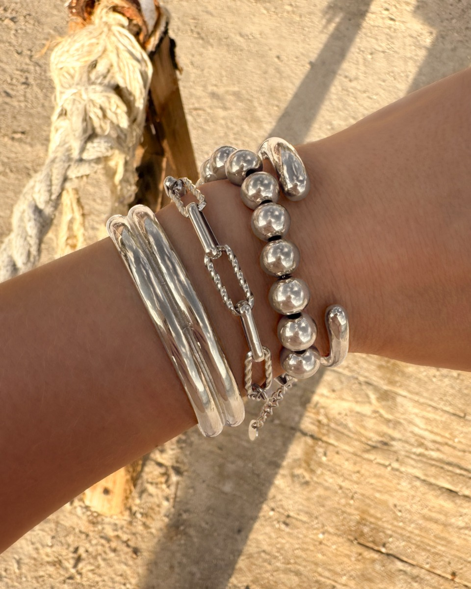 zilveren armbanden combinatie op het strand