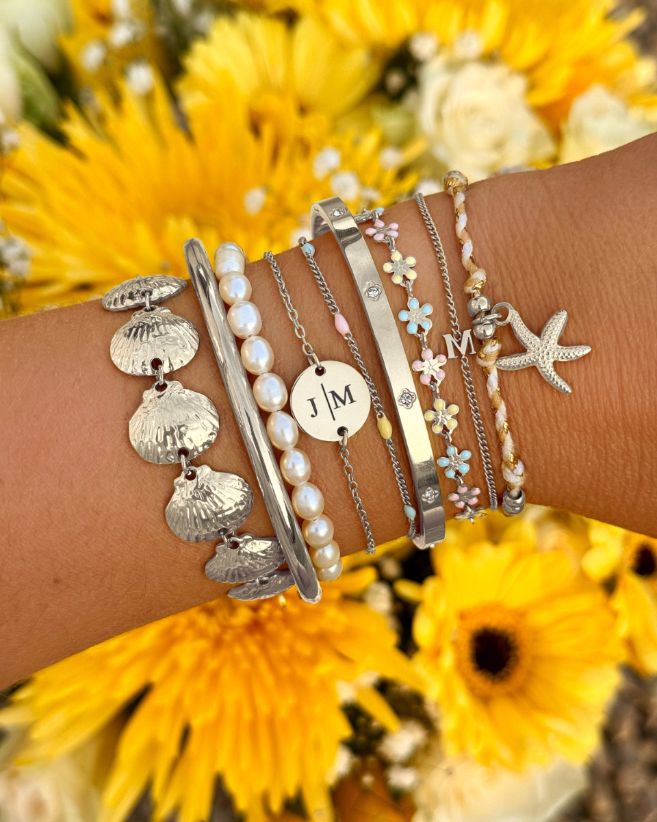 zomerse armparty met zilveren sieraden