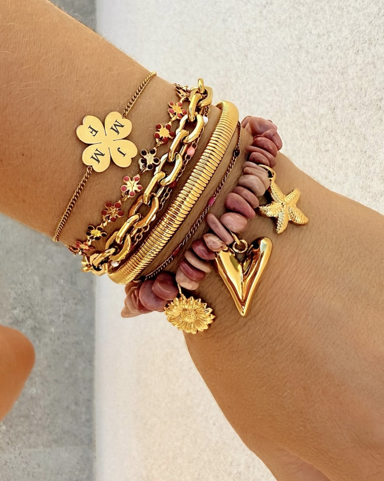 gouden armbanden combinatie met roze