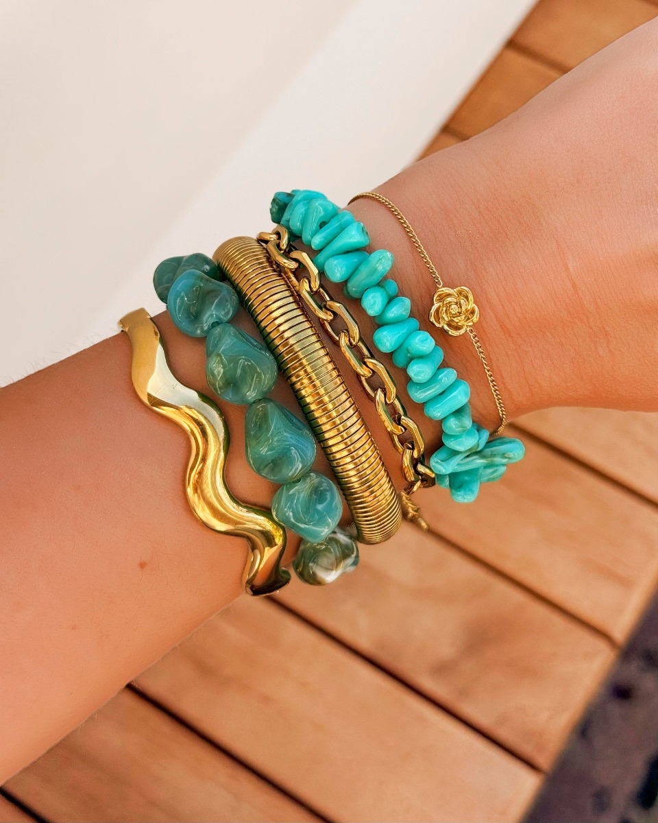 Gouden armparty met blauwe kralen
