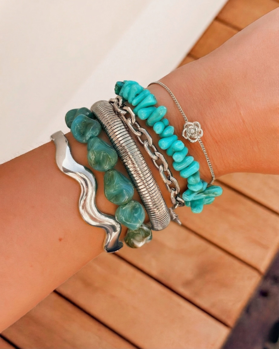 Zilveren armparty met blauwe kralen