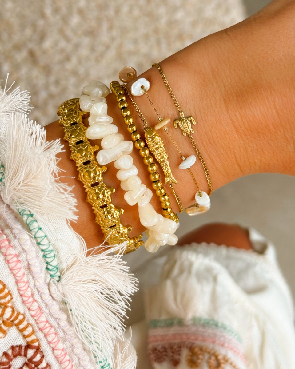 Gouden armparty met zomerse details