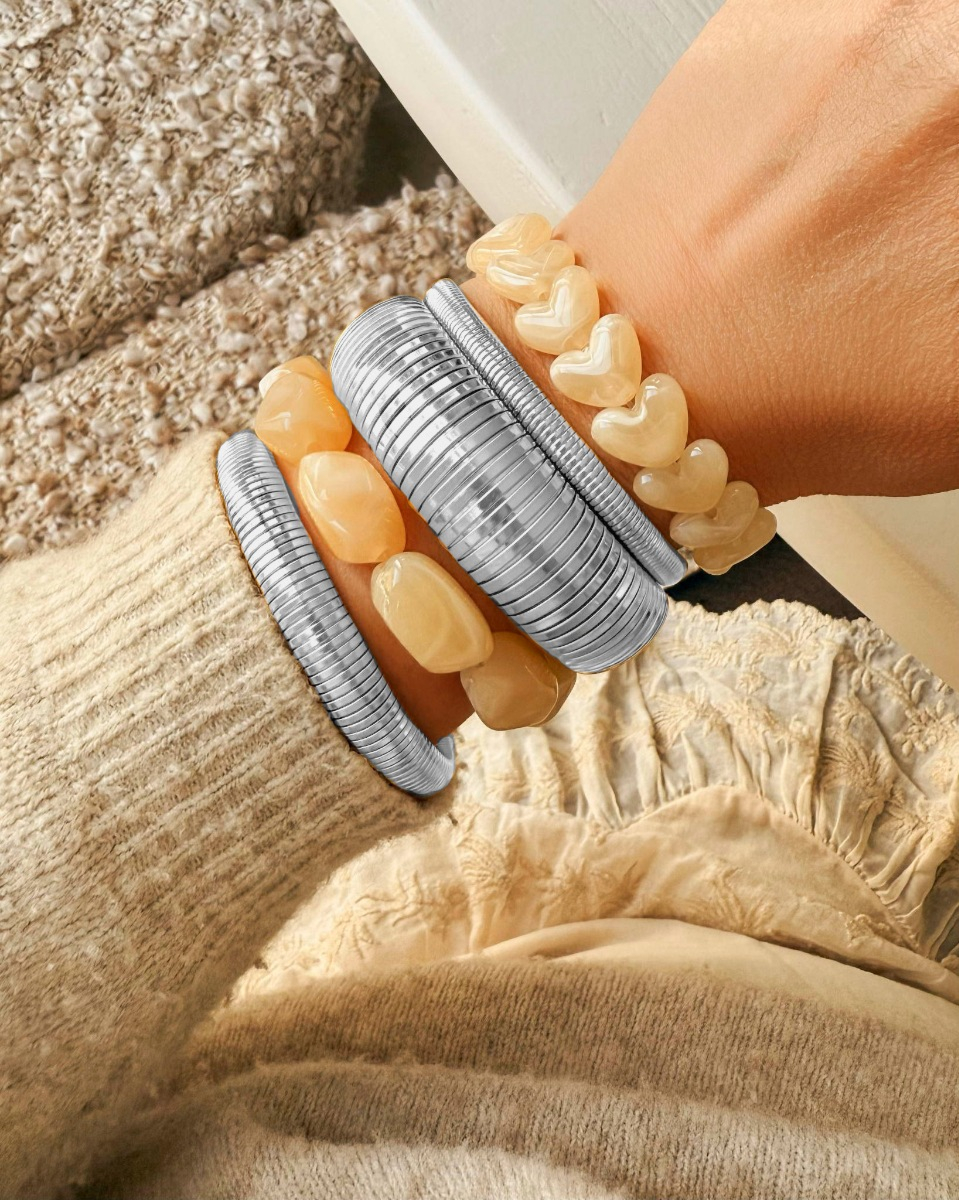 Zilveren bangle armparty met beige kralen