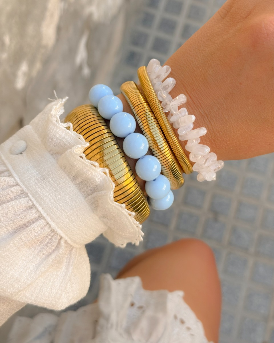 Gouden armparty met bangles en kralen