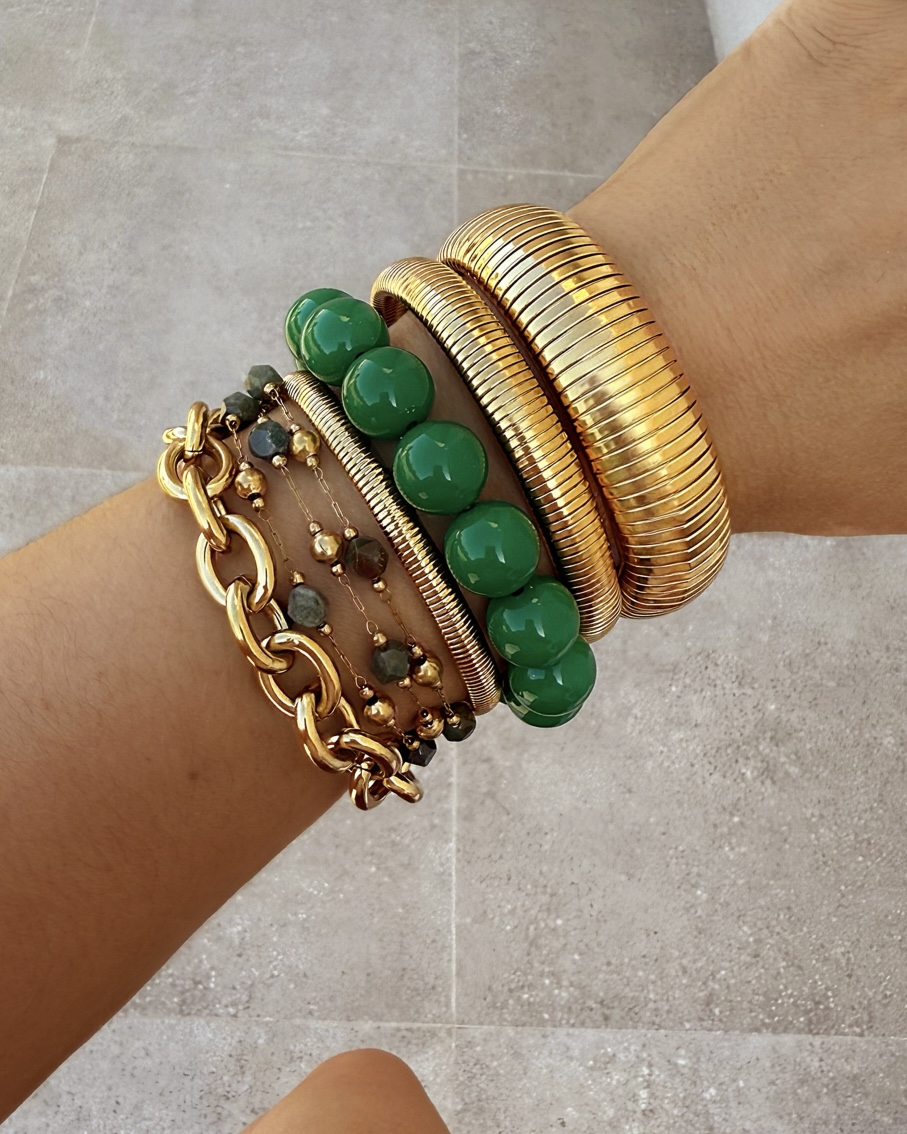 gouden armparty met groene kralen