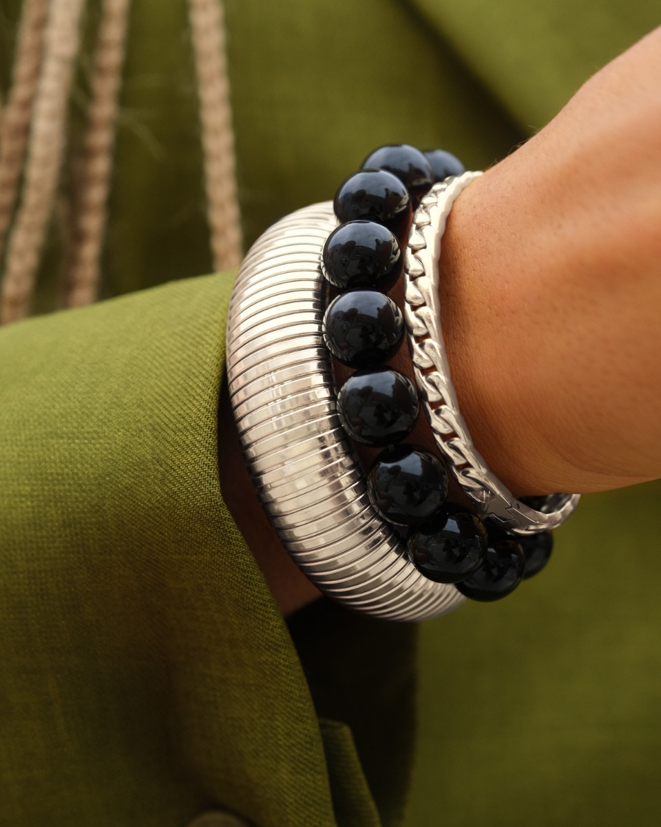 Zilveren armparty met bangles en zwarte kralen