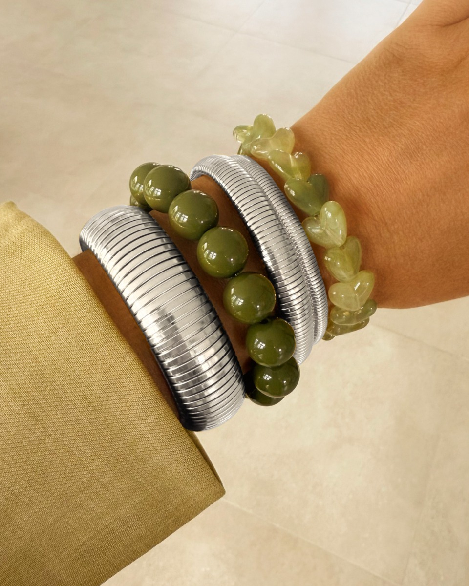 Zilveren armparty met bangles en groene kralen
