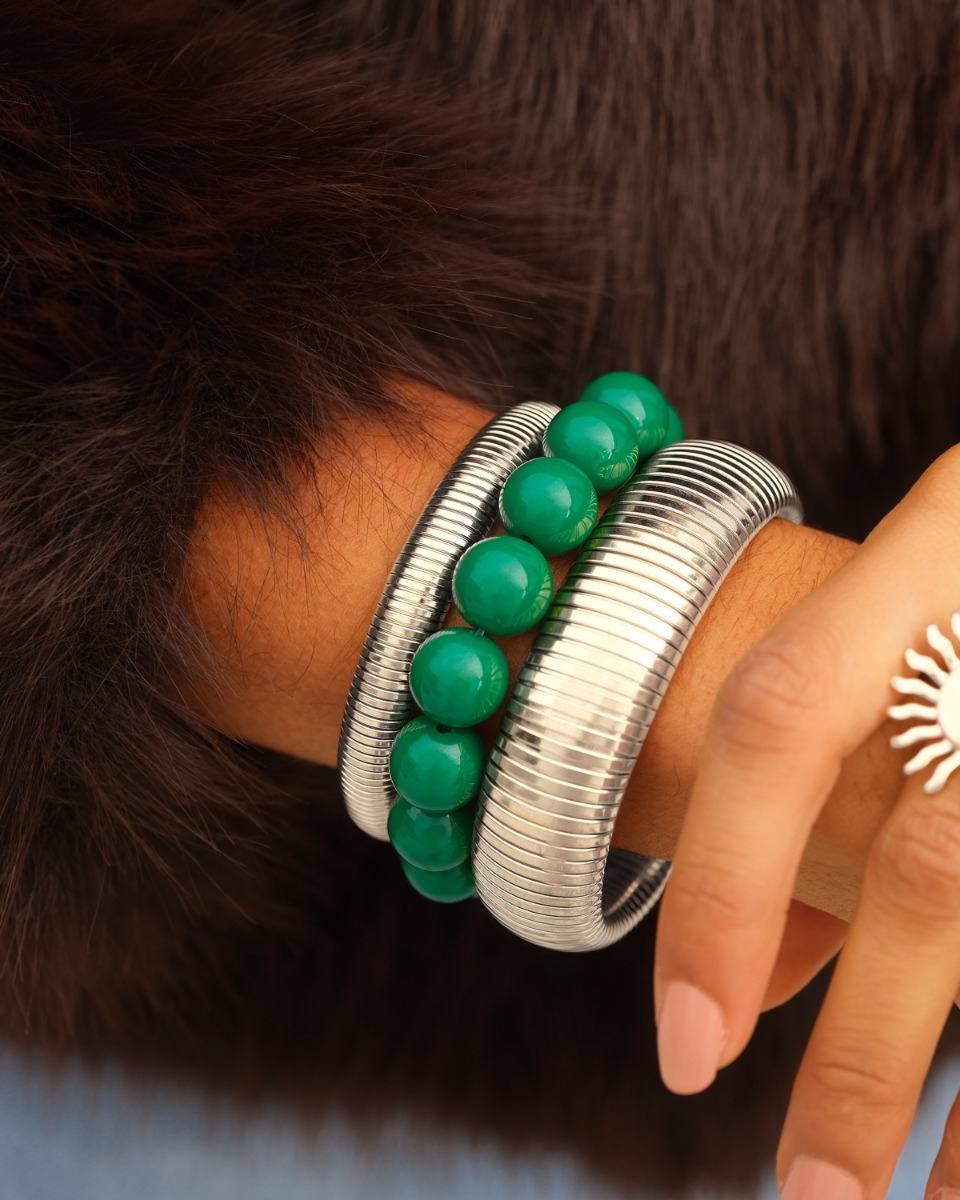 zilveren bangles met groene kralen armband gecombineerd