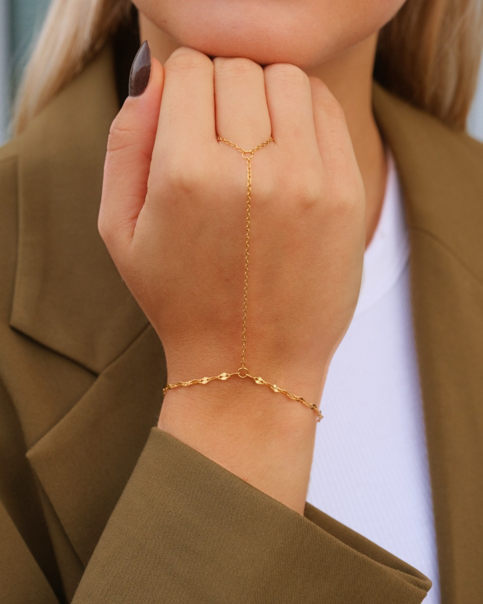 Model draagt trendy handchain