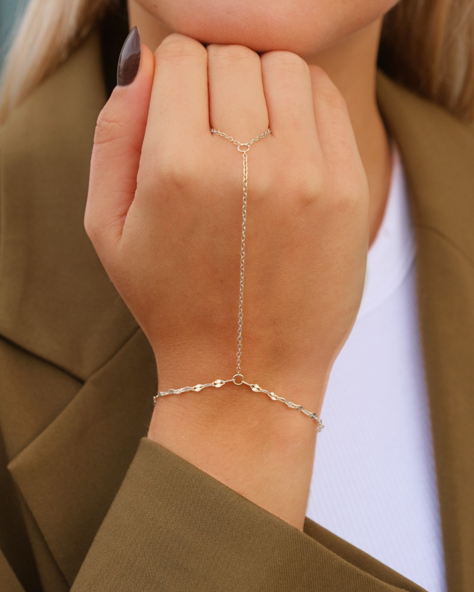 Model draagt trendy handchain
