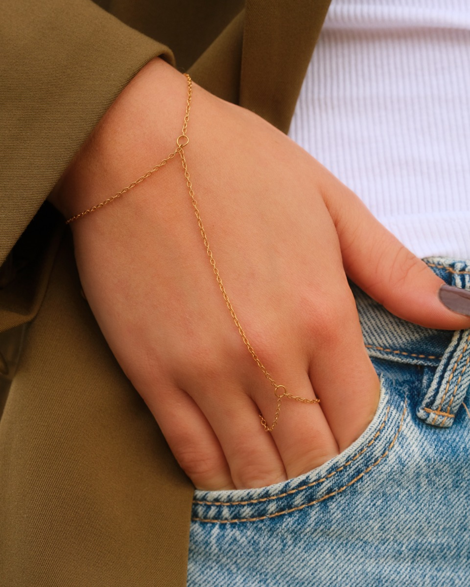 Gouden handchain bij model