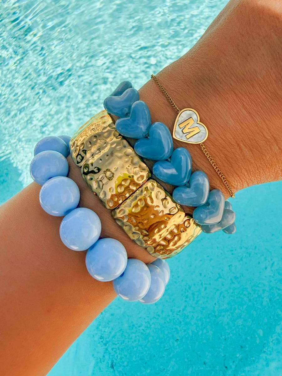 Gouden bangle armparty met blauwe kralen