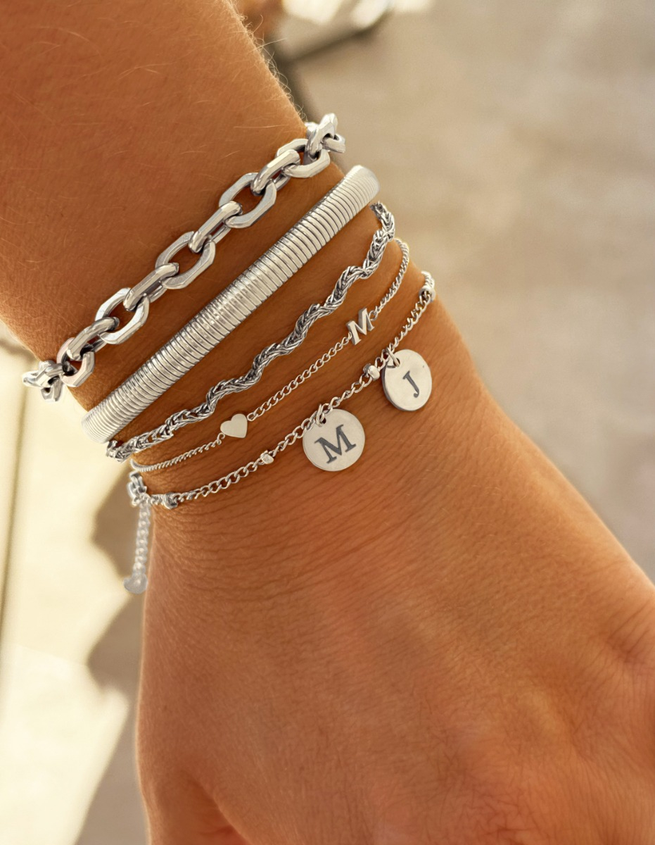 Zilveren armparty met initialen