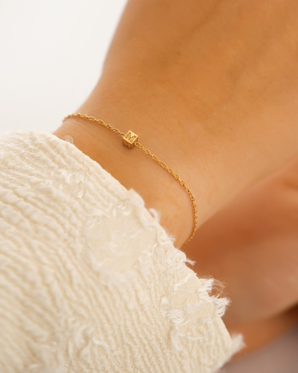 Gouden armband met initial cube