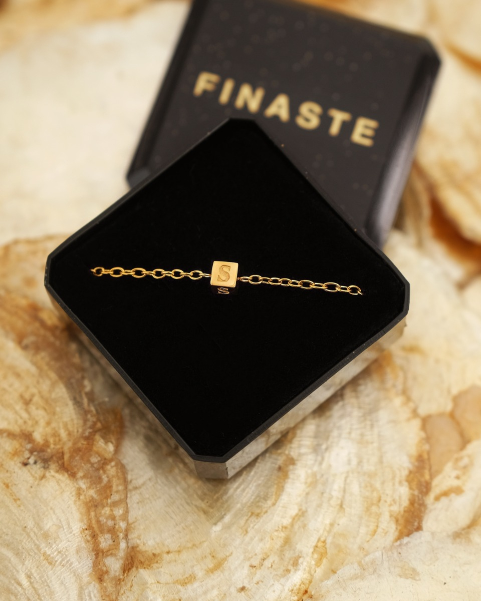 Initial armbandje goudkleurig