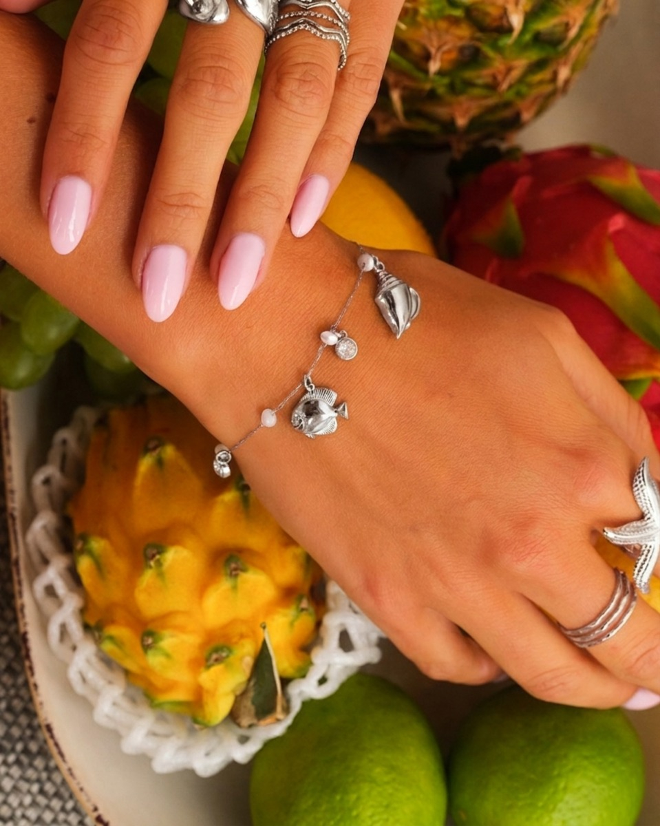 Zilveren bedelarmband met witte steentjes en zee bedels