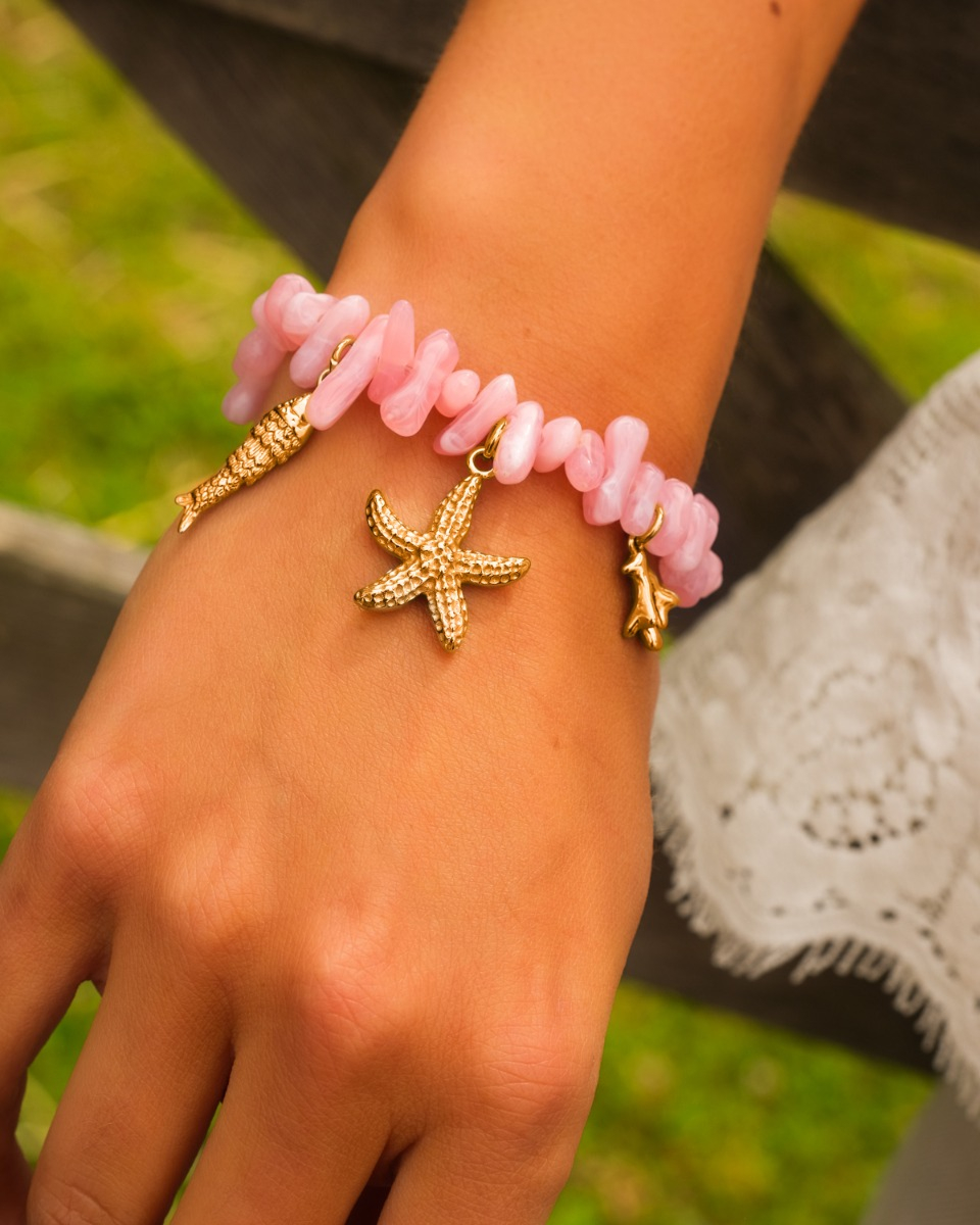 Roze kralen armband met gouden bedels