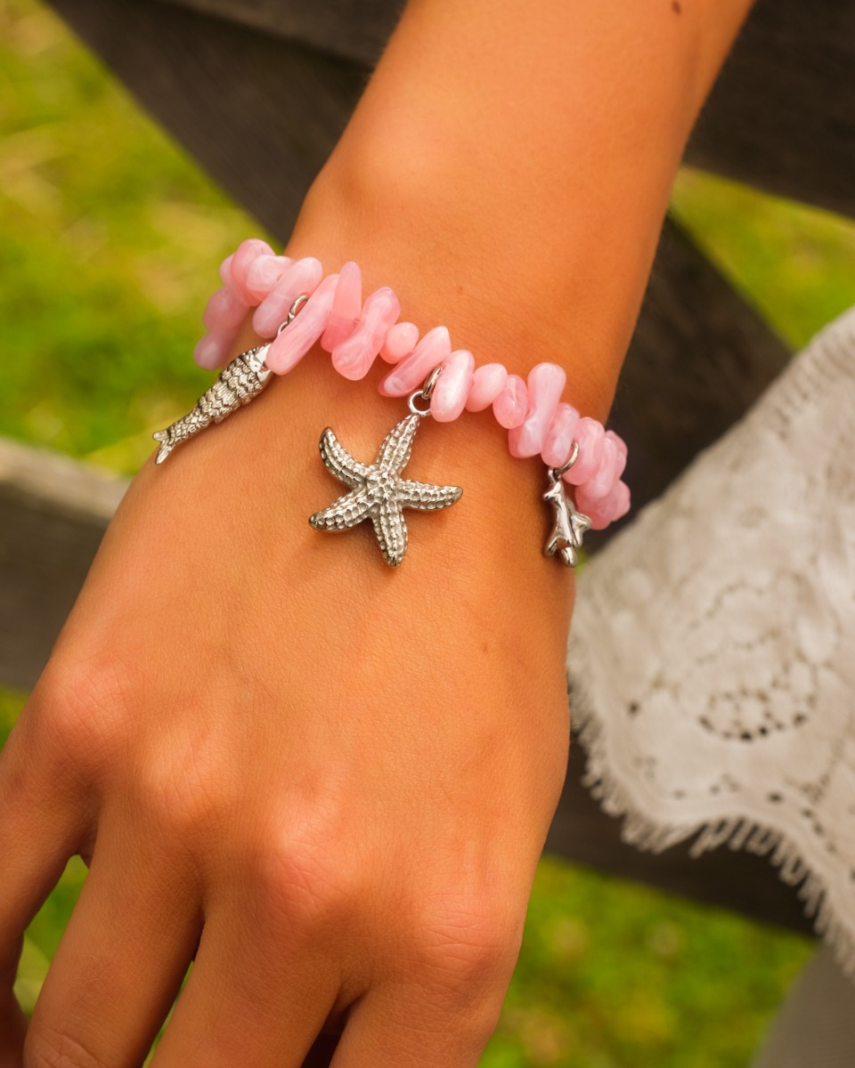 Roze kralen armband met zilveren bedels