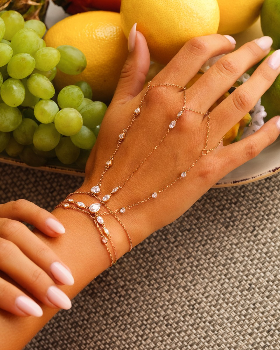 Combinatie van gouden hand chains