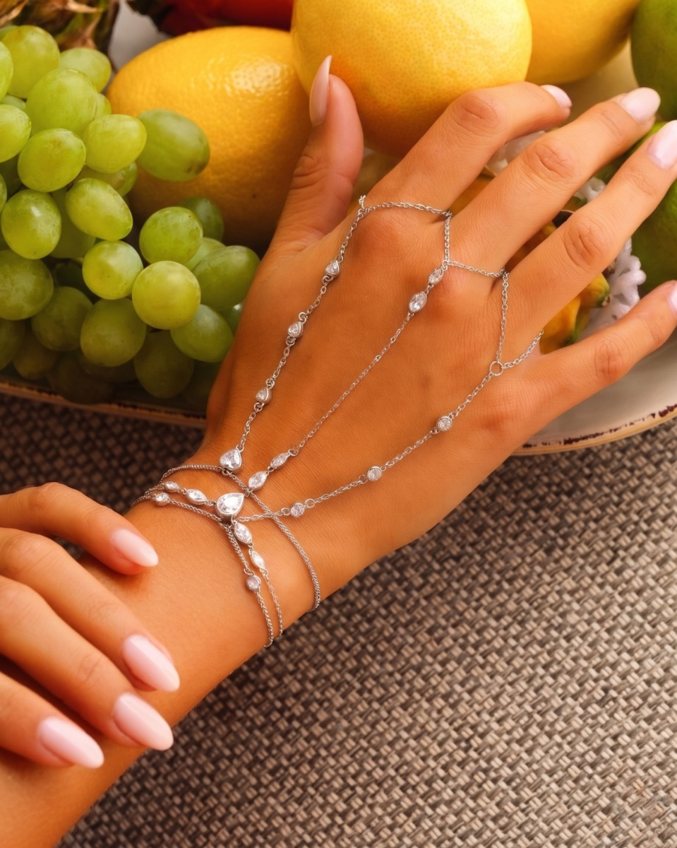 Combinatie van zilveren hand chains