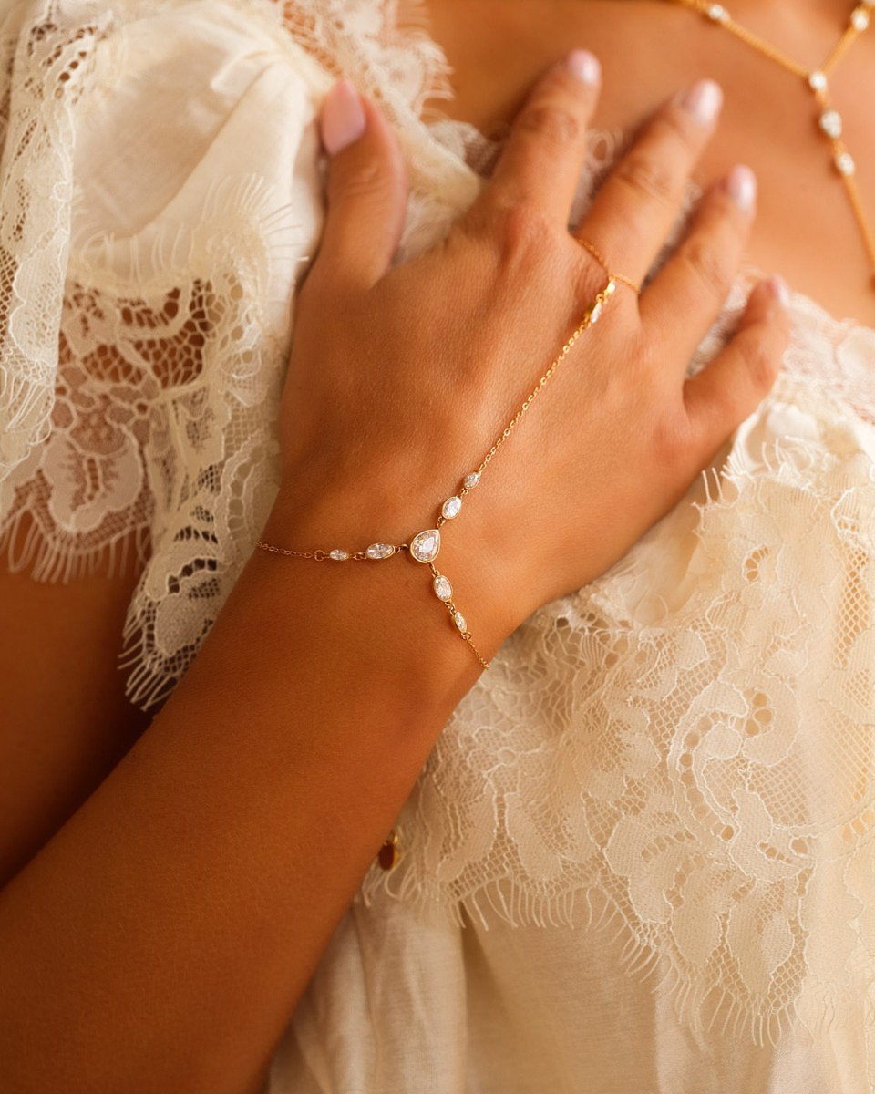 Gouden handchain met steentjes