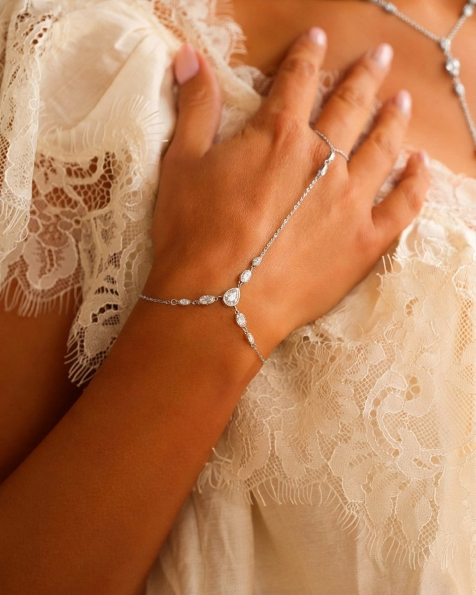 Zilveren hand chain met luxe steentjes