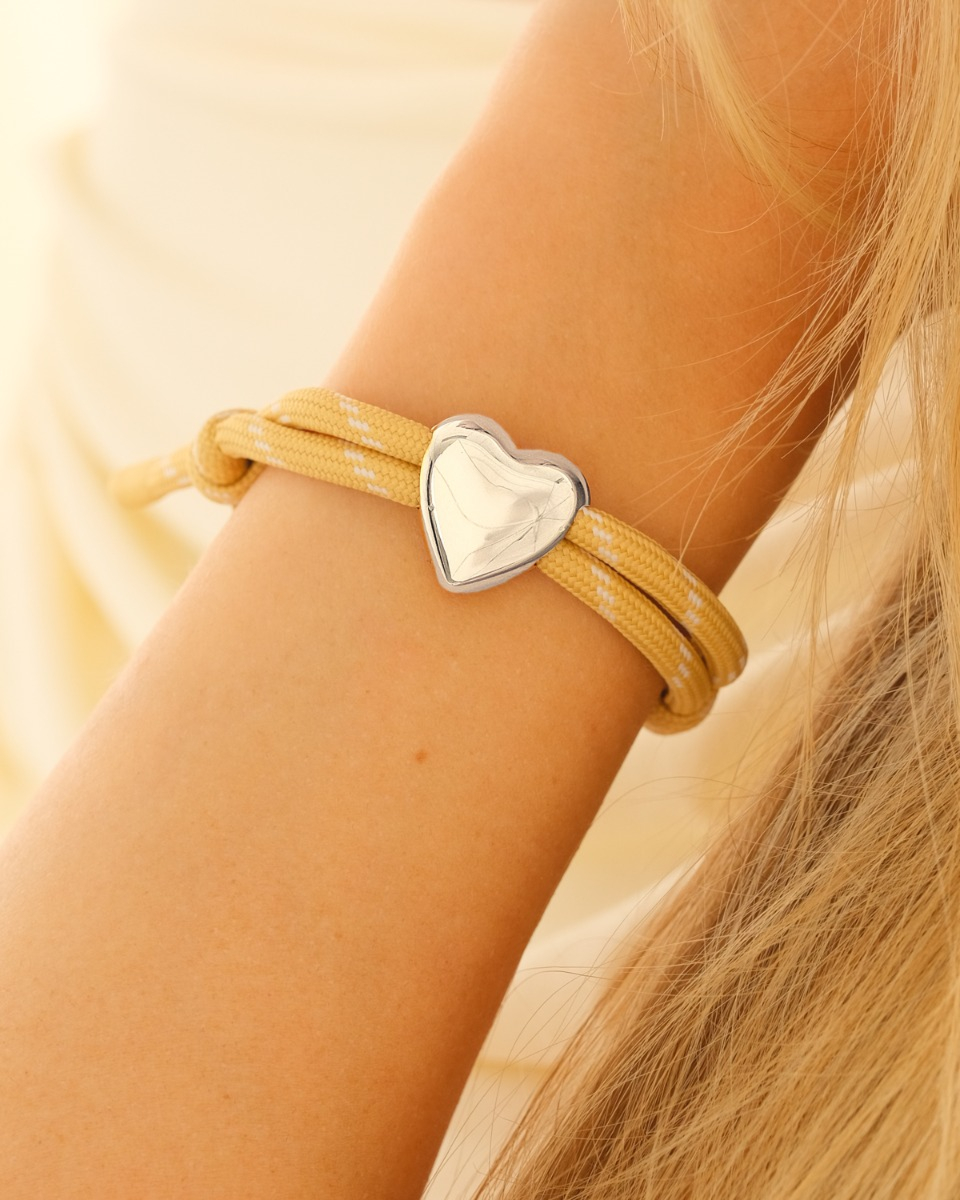 Beige touwtjes armband met hartje zilver
