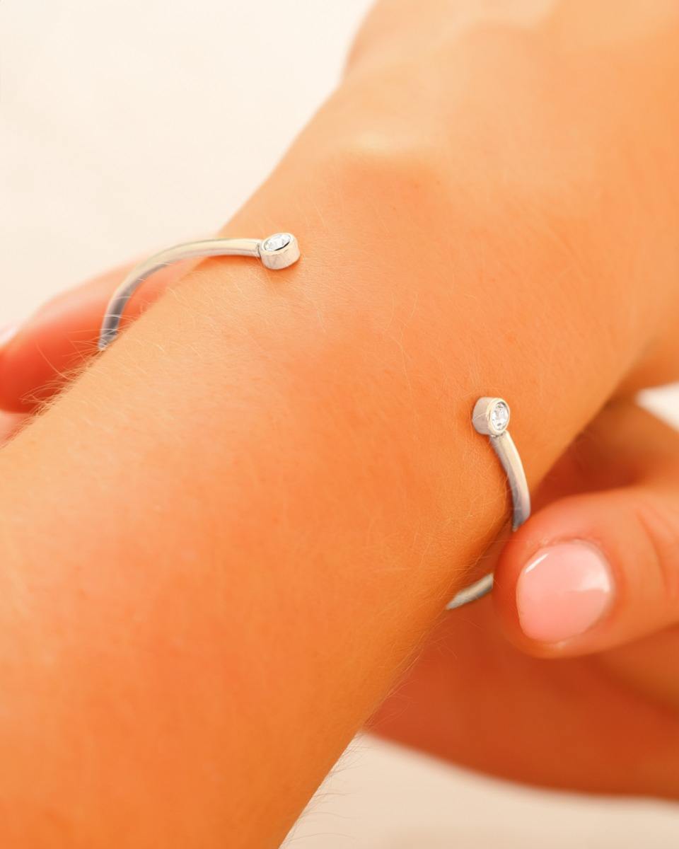 Zilveren bangle met steentjes