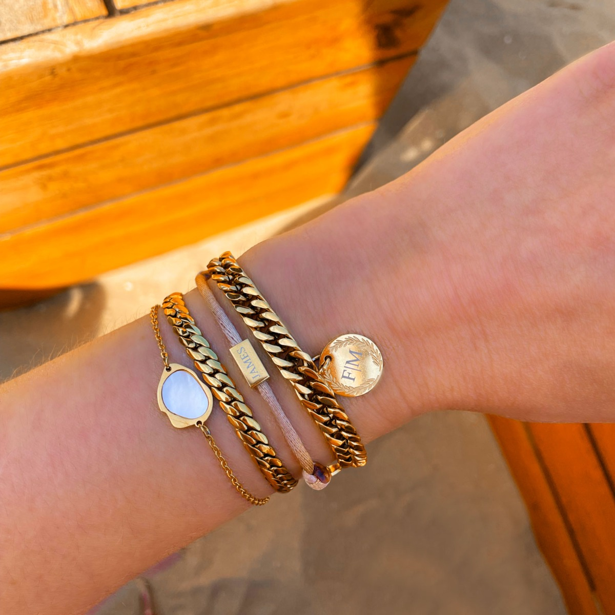 Gouden armparty met parelmoer armband
