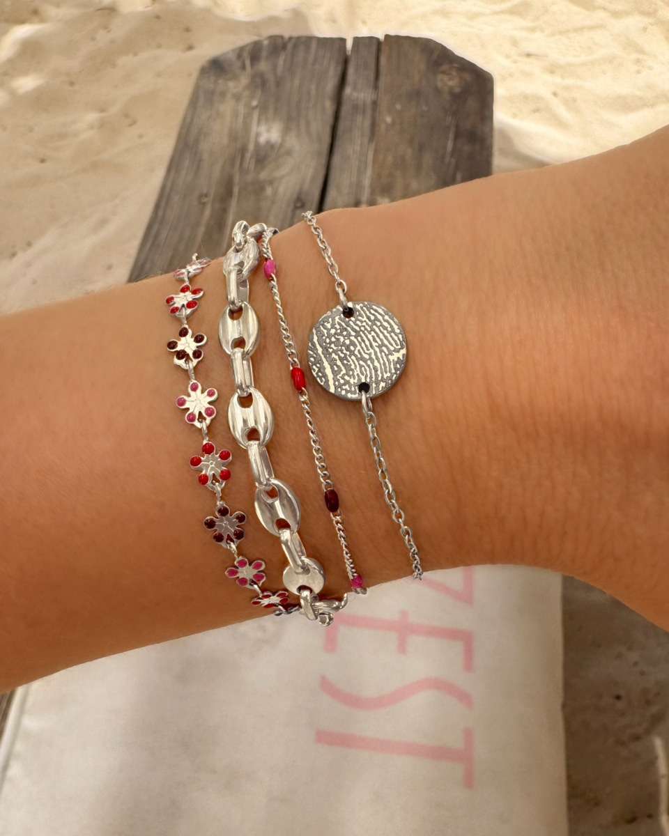 Zilveren armparty met rode details