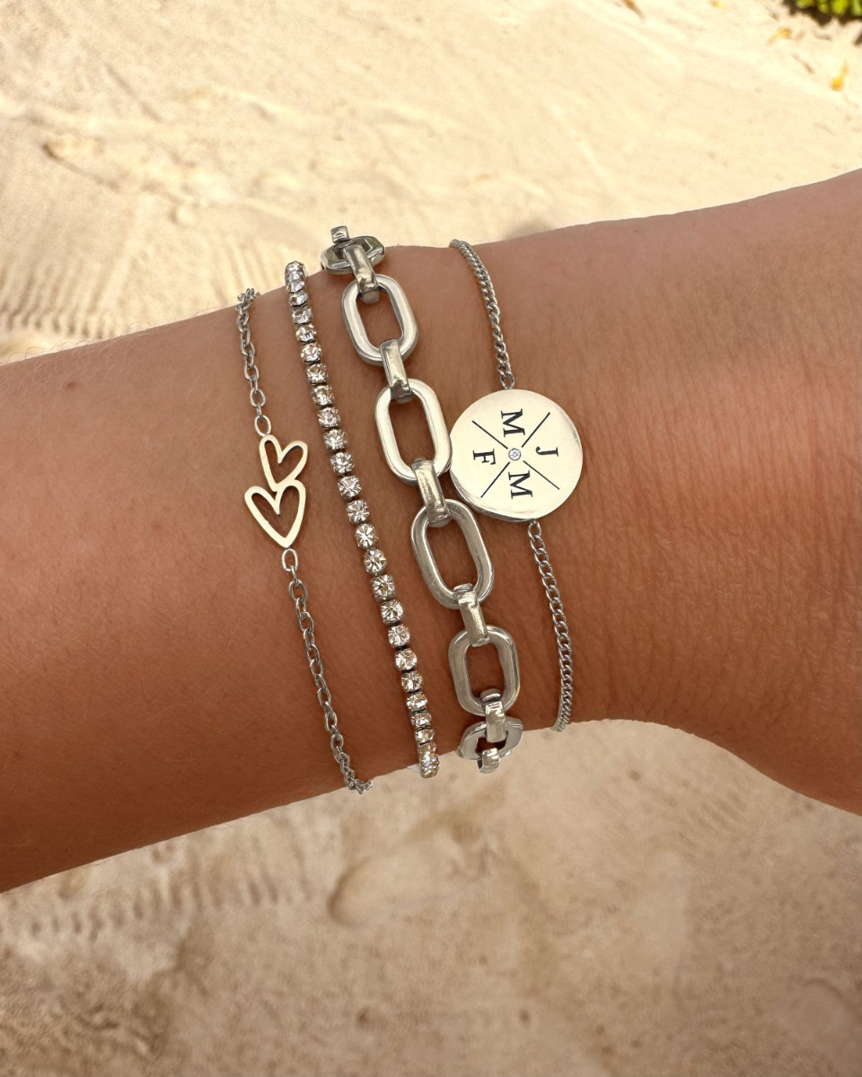zilveren armbanden combi op het strand