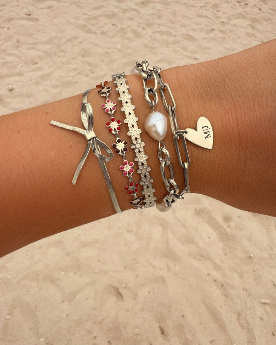 Zilveren armparty met bloemetjes
