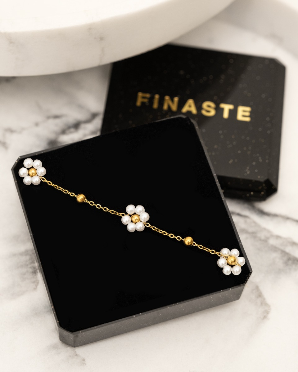 gouden armband met bloemetjes in sieradendoosje