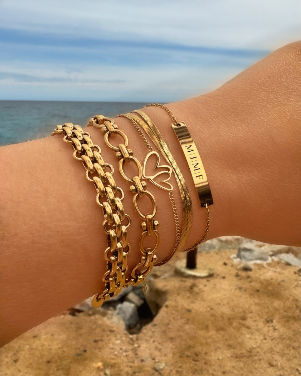 gouden armparty met blauwe zee op de achtergrond