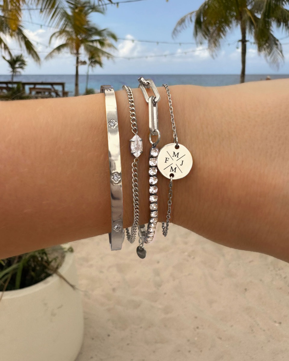 Zilveren armparty met steentjes op strand