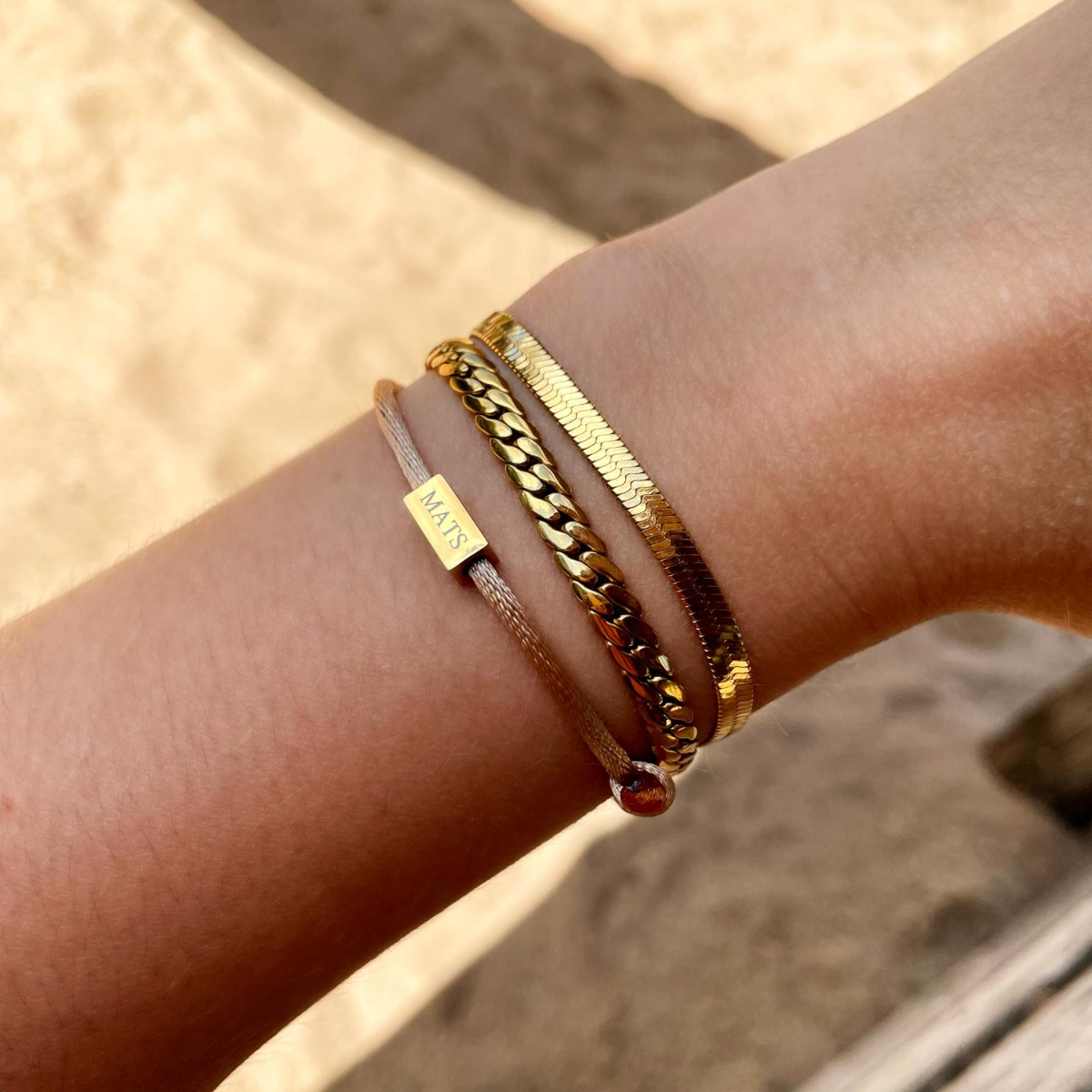 Satin initial armbandje nude gold plated