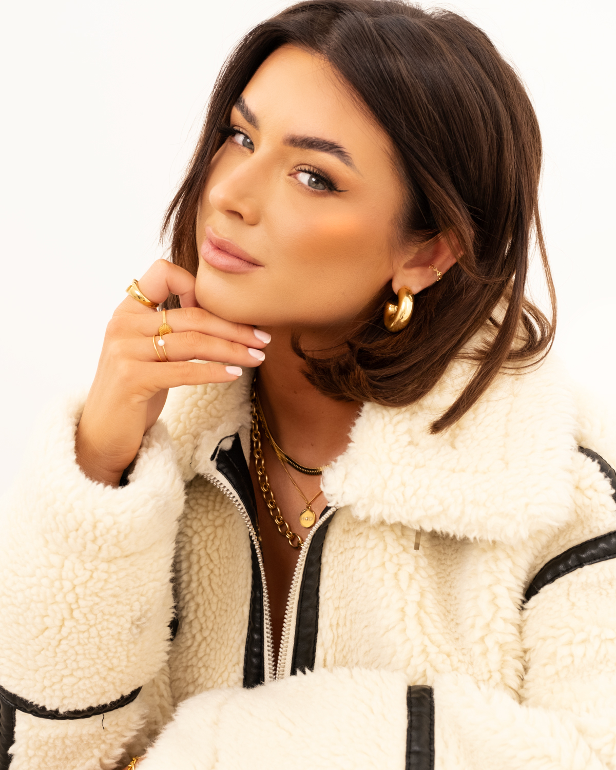gouden sieradenlook bij model