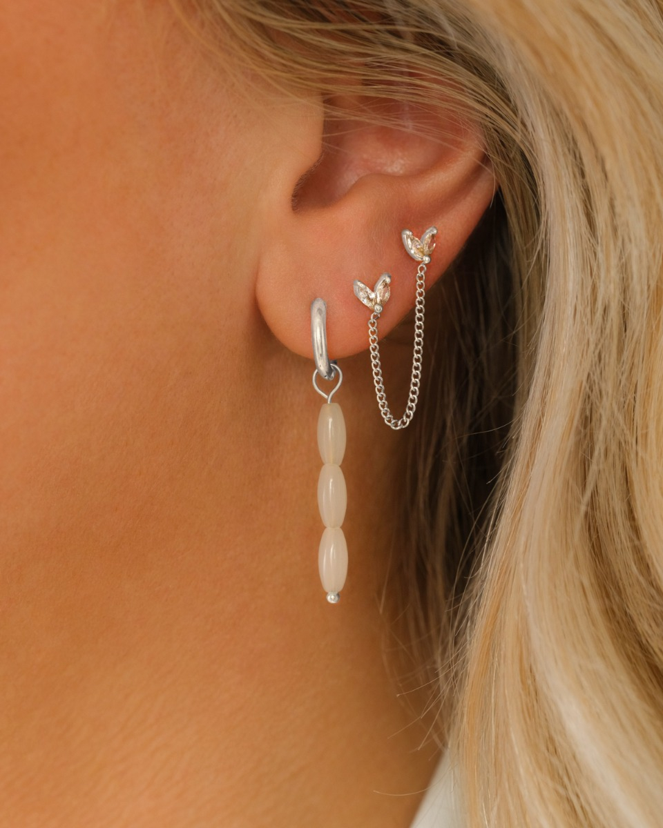 Zilveren earparty met witte kralen