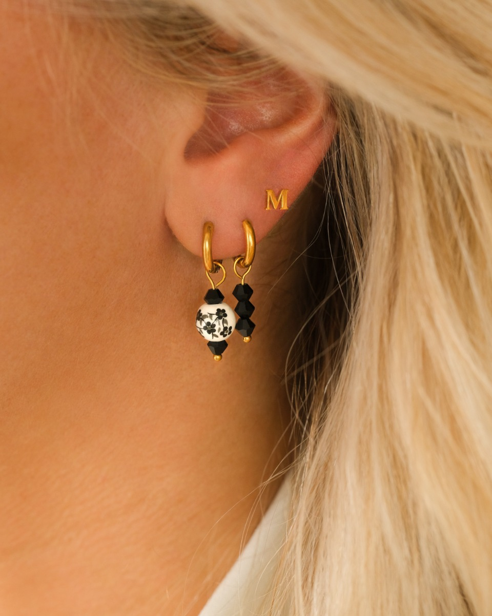 Gouden earparty met zwarte steentjes