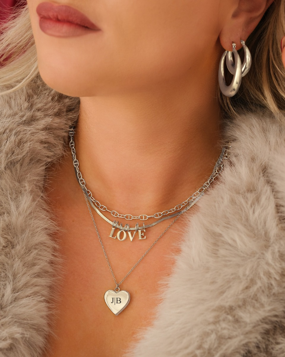 Zilveren sieraden look van kettingen en oorbellen