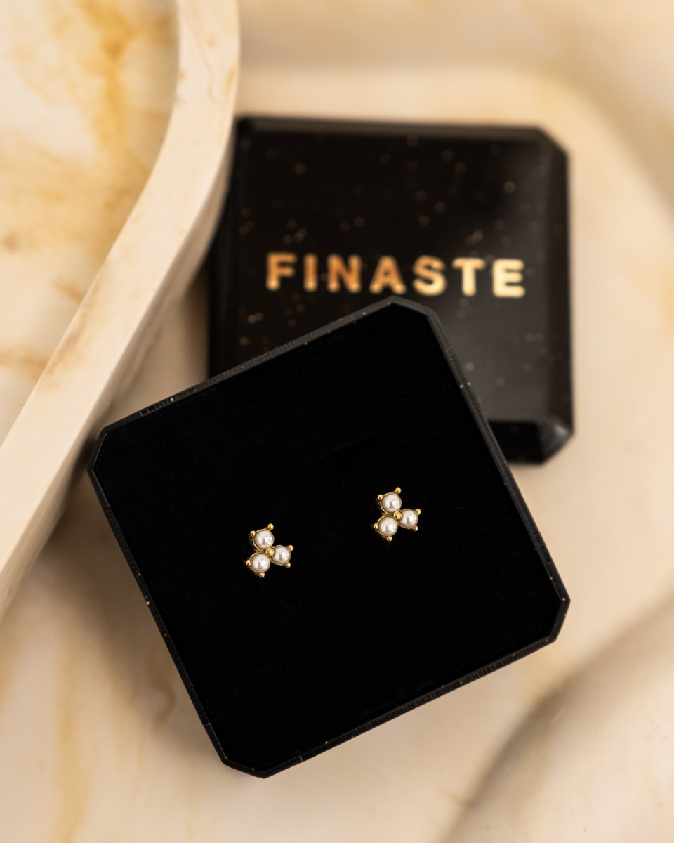 Stud oorbellen triple pearl goudkleurig