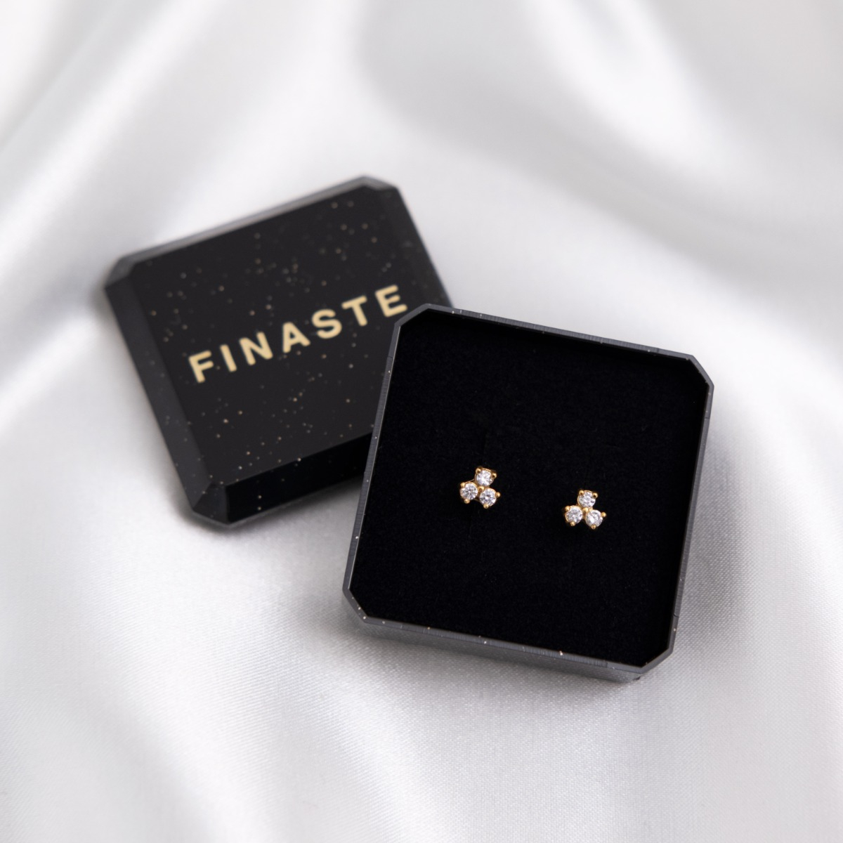 Gouden studs in sieradendoosje