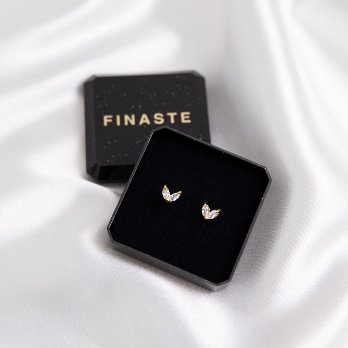Gouden studs in sieradendoosje